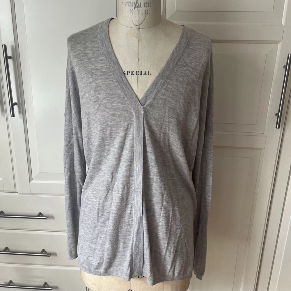 Vince two tone v- neck sweater gray black M